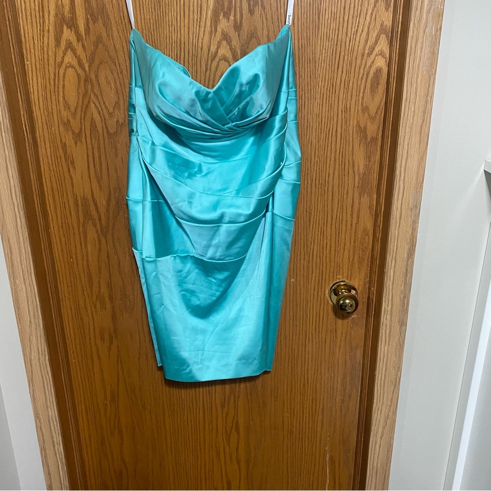 This gorgeous strapless dress is in a teal colour it’s lighter colour in Person